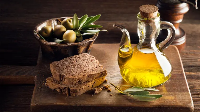 El aceite de oliva podría resultar clave para ayudarnos a perder peso. CARAPELLI