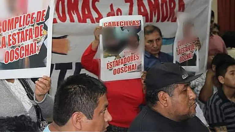 Algunos bolivianos residentes en Argentina, en una manifestaci&oacute;n de repudio ante las presuntas estafas piramidales. CDR PRODUCTORA AUDIOVISUAL