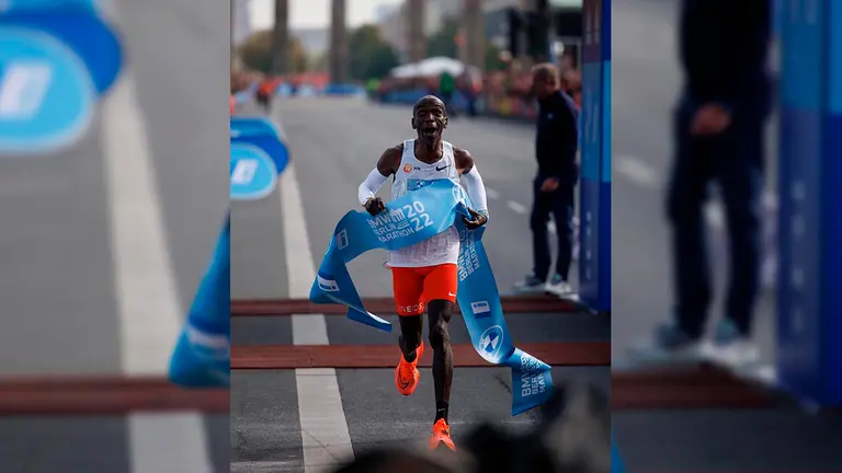 Eliud Kipchoge ganando la Marat&oacute;n de Berl&iacute;n logrando un nuevo r&eacute;cord mundial.