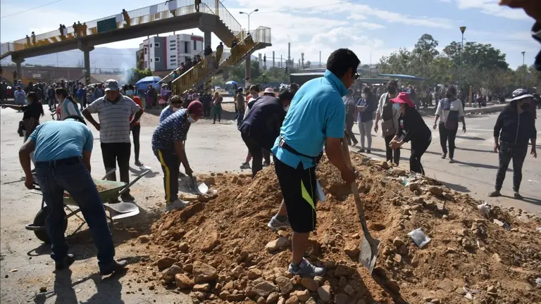 Padres de familia desbloquean la avenida Petrolera. NO&Eacute; PORTUGAL