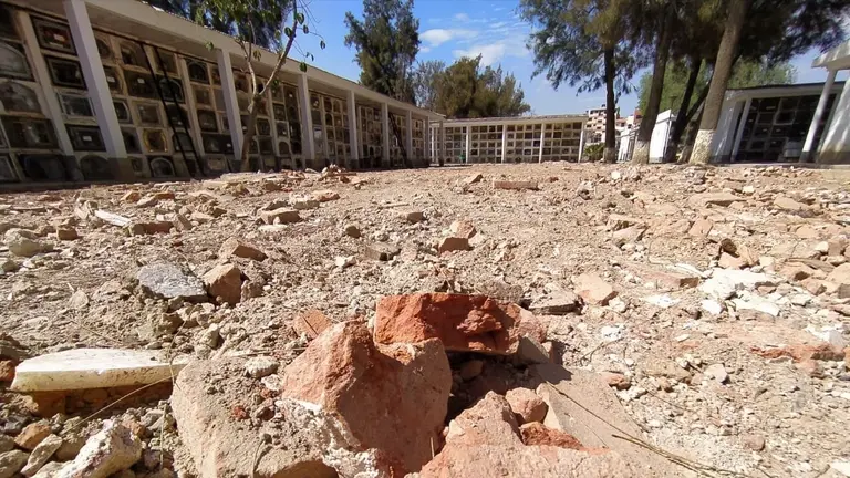 Parte de los bloques del Cementerio de Cochabamba,  tumbados por la alcald&iacute;a. DICO SOL&Iacute;S