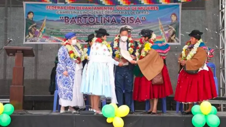 Presidente Arce recibe proyecto de ley para proteger la identidad de la mujer de pollera. OXIGENO.BO