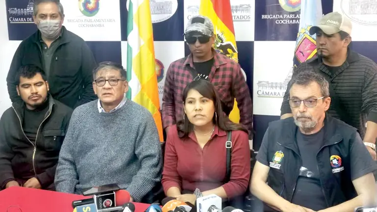 Dirigentes vecinales, el Rector de la UMSS, la senadora Escobar y el secretario de Planificaci&oacute;n de la Gobernaci&oacute;n, este lunes. MELISSA REVOLLO