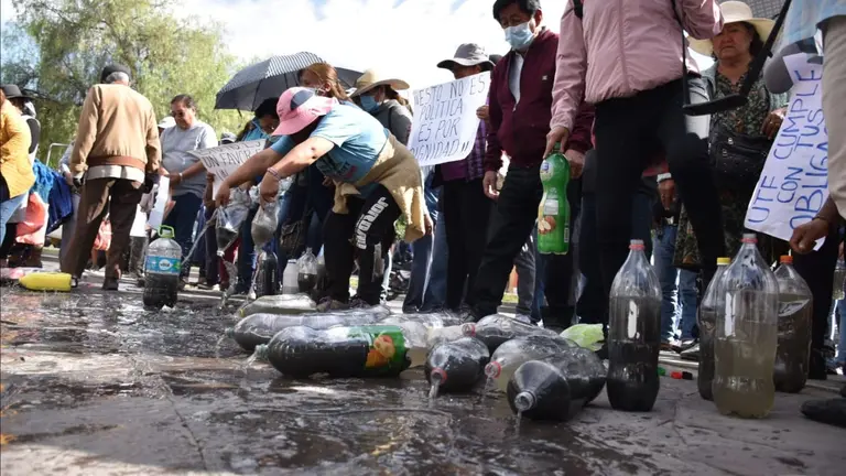 Vecinos del Distrito 4 protesta con aguas contaminadas negras y verduzcas en puertas de la UTF. NO&Eacute; PORTUGAL