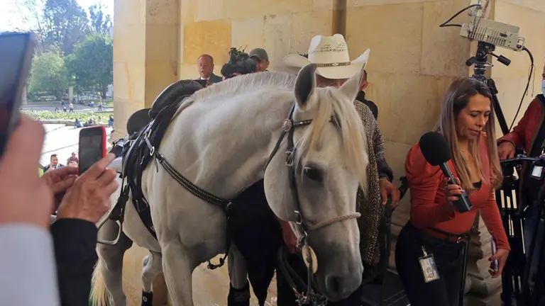 Fotografía cedida este martes, 27 de septiembre, por la oficina de prensa del Senado de Colombia en la que se registró al senador Alirio Barrera, mientras intenta ingresar con un caballo al Congreso, en Bogotá. EFE