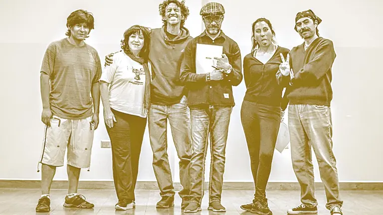 El elenco de actores de la obra &ldquo;Rosa&rdquo;, junto al director Alejandro Mara&ntilde;&oacute;n (tercero de izquierda a derecha). KAROLINA L&Oacute;PEZ
