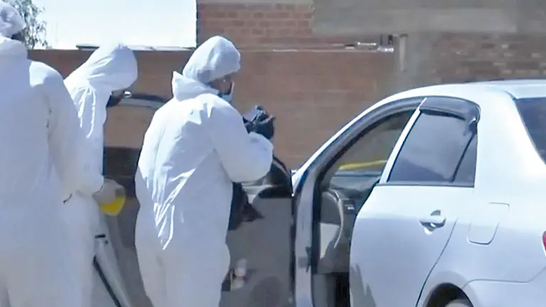 Procesan la escena del crimen en Villa Israel, al sur de la ciudad de Cochabamba. RED UNO