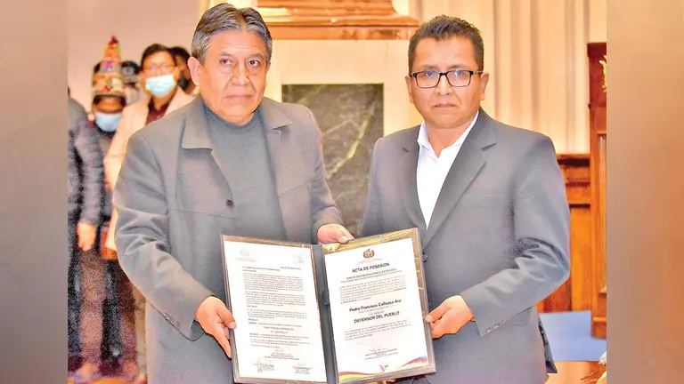El vicepresidente David Choquehuanca posesiona al nuevo Defensor del Pueblo, Pedro Francisco Callisaya Aro. APG