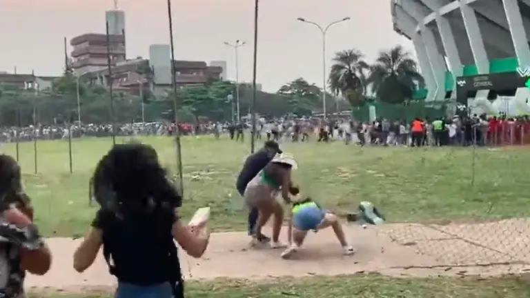 Rompieron la valla de ingreso al estadio. ERBOL