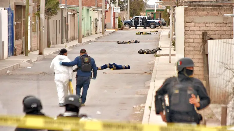 Fotograf&iacute;a de archivo de forenses que levantan varios cuerpos en Zacatecas. EFE
