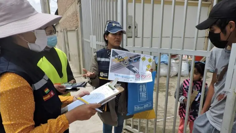Personal del tren, durante la socializaci&oacute;n de servicio f&eacute;rreo. TREN METROPOLITANO COCHABAMBA