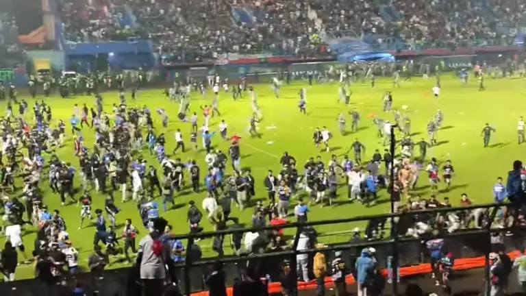 Al menos 127 muertos por batalla campal en partido de f&uacute;tbol en Indonesia. CAPTURA DE VIDEO