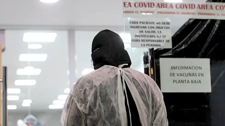 Una persona ingresa al área COVID de un establecimiento de salud./ ARCHIVO
