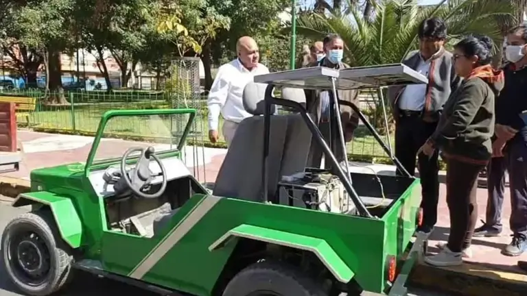 Un grupo de emprendedores e investigadores presenta un auto el&eacute;ctrico a panel solar en Cochabamba. RADIO KAWSACHUN COCA