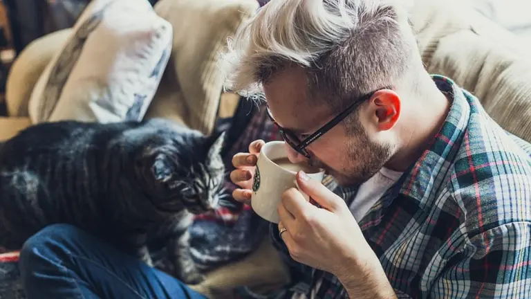 Imagen ilustrativa de una persona consumiendo caf&eacute;. PIXABAY