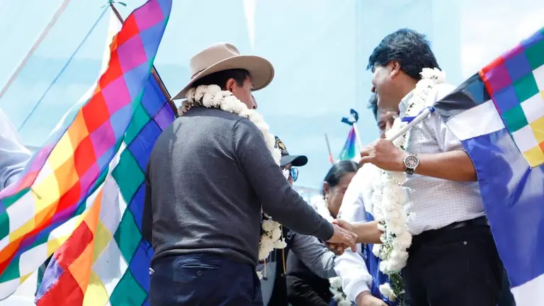 El vicepresidente David Choquehuanca y el expresidente Evo Morales se estrechan la mano en un acto en Sacaba. APG