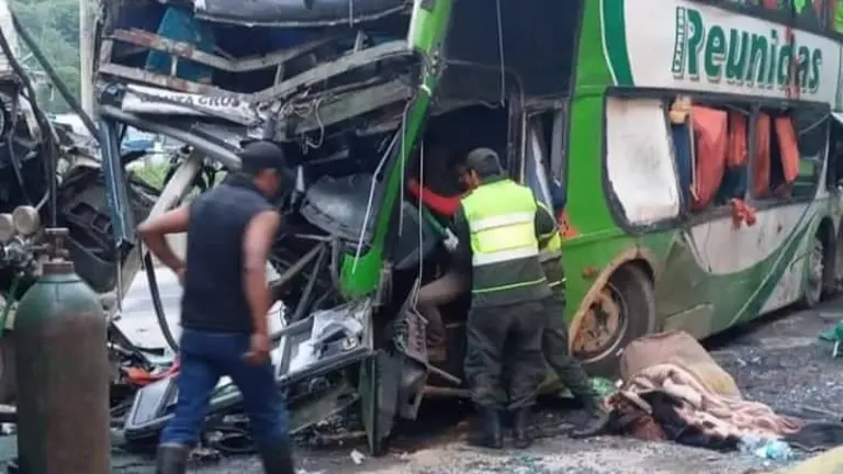 El bus, que habr&iacute;a invadido carril y provocado un accidente fatal en Chocolatal. RRSS