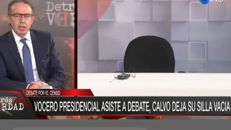 El vocero presidencial, Jorge Richter, en el programa DTV. Del otro lado, la silla que iba a ocupar R&oacute;mulo Calvo. CAPTURA DTV
