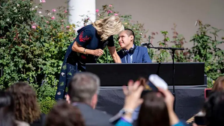 El pianista cochabambino, Jos&eacute; Andr&eacute; junto a la primera dama Jill Biden.