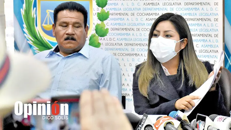 Los concejales Ximena Guzm&aacute;n, del MAS; y Javier Meneses, de UNE, este 4 de octubre. DICO SOL&Iacute;S