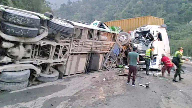 Bus invade carril y colisiona contra un tractocami&oacute;n en la  zona de Chocolatal, Cochabamba. RRSS