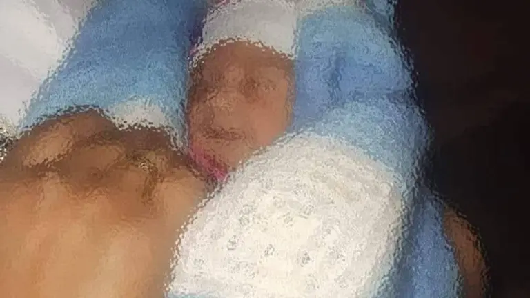 La reci&eacute;n nacida encontrada en la calle, en la zona de La Tamborada.FRECUENCIA POLICIAL COCHABAMBA