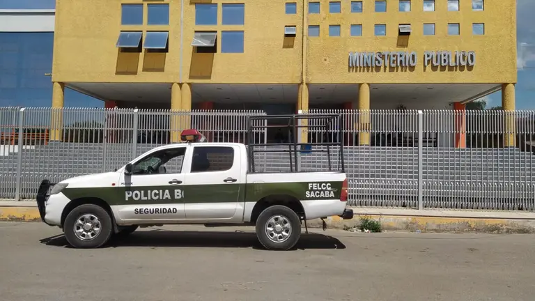 Un patrullero policial, afuera del Ministerio P&uacute;blico, tras el asesinato de un reo en El Abra. DICO SOL&Iacute;S