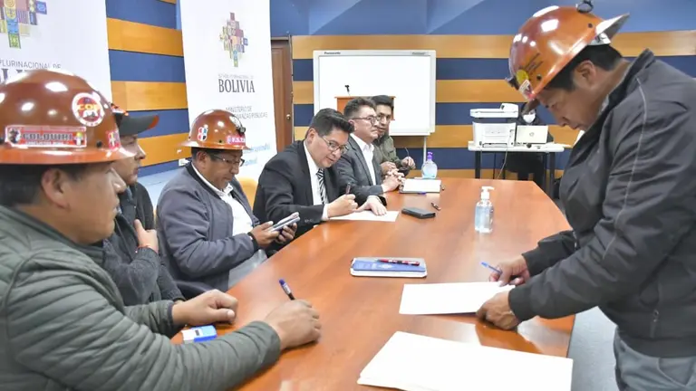 Ministros de Estado junto con representantes de la COB y mineros de Colquiri. MEFP