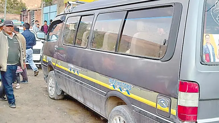 El minib&uacute;s donde una mujer fue hallada sin vida en
Sapahaqui, La Paz. URGENTE.BO