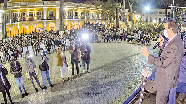 Prev&eacute;n retreta de anta&ntilde;o engalanada por artistas como Willy Claure.