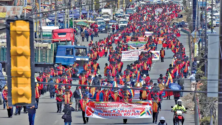 Masiva marcha de Ponchos Rojos en La Paz. APG