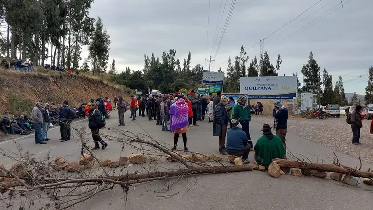 Pobladores de Pocona bloquean la ruta antigua a Santa Cruz. RADIO MUNICIPAL POCONA