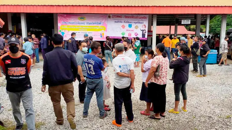 La gente se reúne fuera de la escena de un tiroteo masivo en una guardería en la ciudad de Uthai Sawan, 500 km al noreste de Bangkok en la provincia de Nong Bua Lamphu, Tailandia. INFOBAE