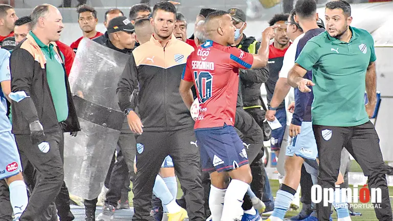 Una imagen de los incidentes violentos que ocurrieron en el partido Wilster-Bolívar. NOÉ PORTUGAL