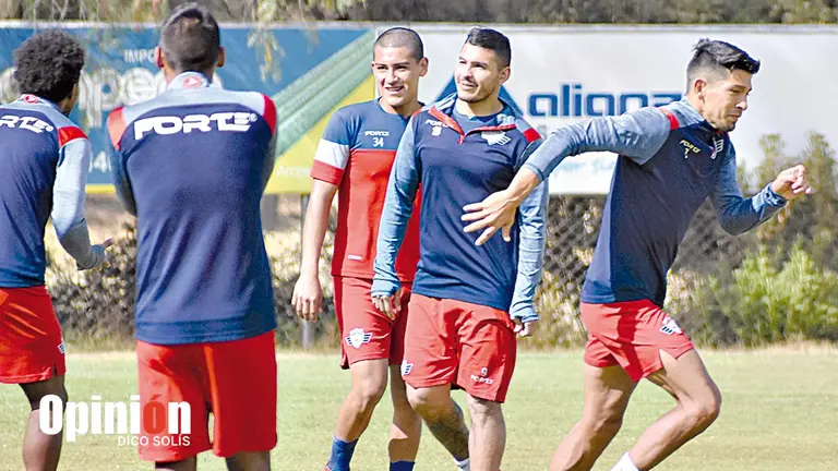 Jugadores del Rojo cumplen una práctica en Alalay. DICO SOLÍS