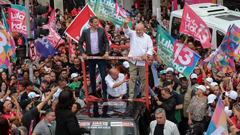 Sobre Lula y Bolsonaro. EFE