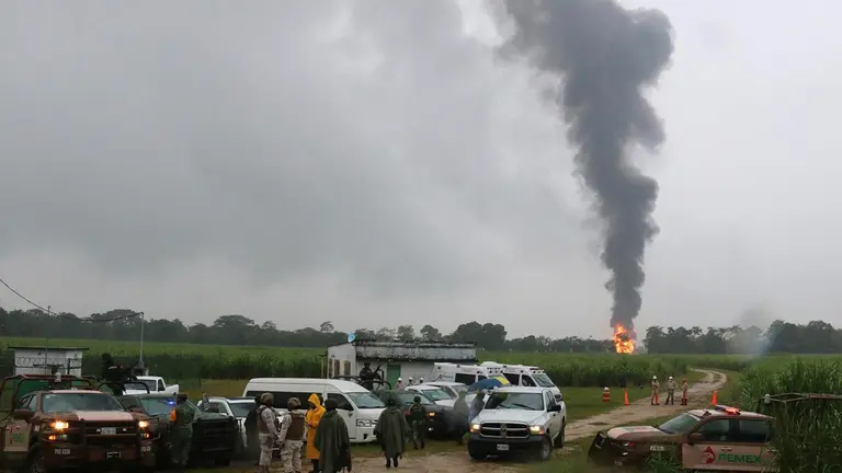 Equipos de emergencia permanecen este viernes, en la zona de la explosión en el municipio de Huimanguillo, en el estado de Tabasco (México). EFE