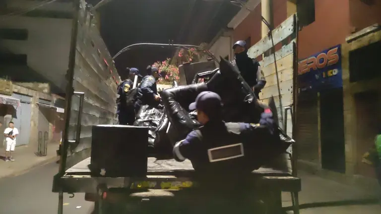 Retenci&oacute;n de mobiliario en una discoteca de la calle 16 de Julio. INTENDENCIA MUNICIPAL