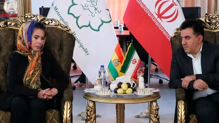 La embajadora de Bolivia, Romina P&eacute;rez con autoridades irani&eacute;s. Urgente.bo