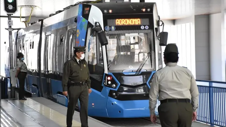 Personal policial resguarda a los usuarios y las instalaciones del Tren Metropolitano. NO&Eacute; PORTUGAL