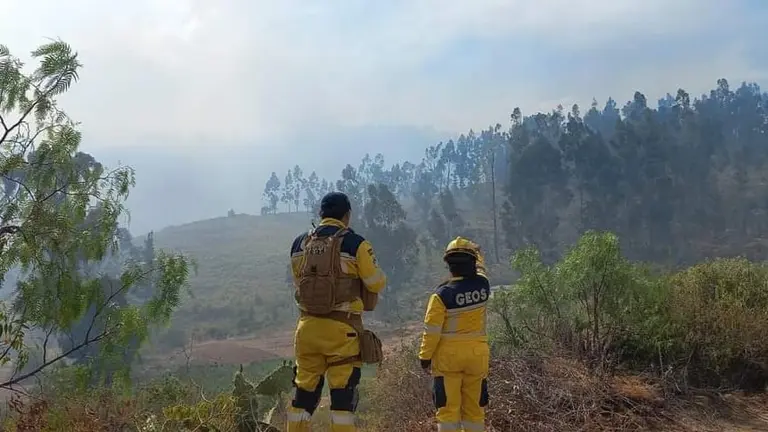 El incendio en San Benito, poblado del Valle Alto, visto a lo lejos. BOMBEROS VOLUNTARIOS GEOS