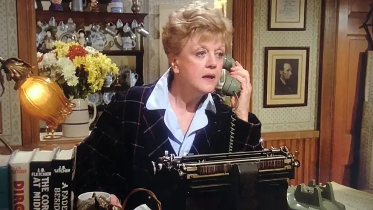 Angela Lansbury, en su papel de  Jessica Fletcher. www.lavozdelsur.es