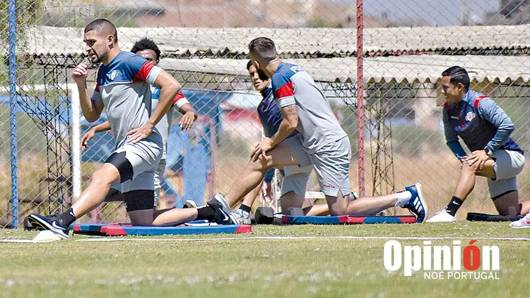 Jugadores de Wilstermann realizan un entrenamiento en los predios de Alalay, con miras a lo que se viene. NO&Eacute; PORTUGAL