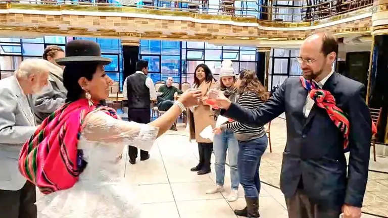 Imagen de la boda entre Vanessa y Amos. Captura