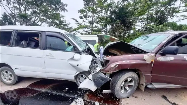 Los veh&iacute;culos, tras el choque frontal en la carretera que une Cochabamba con Santa Cruz, a la altura de Villa Tunari. RADIO KAWSACHUN COCA