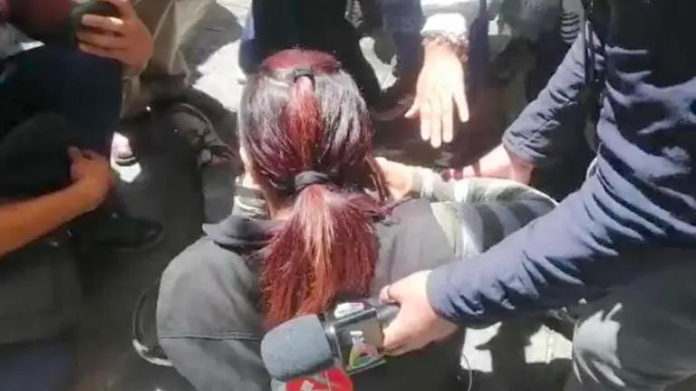 Choferes de El Alto agreden a la prensa, una periodista recibe pedrada. URGENTE.BO