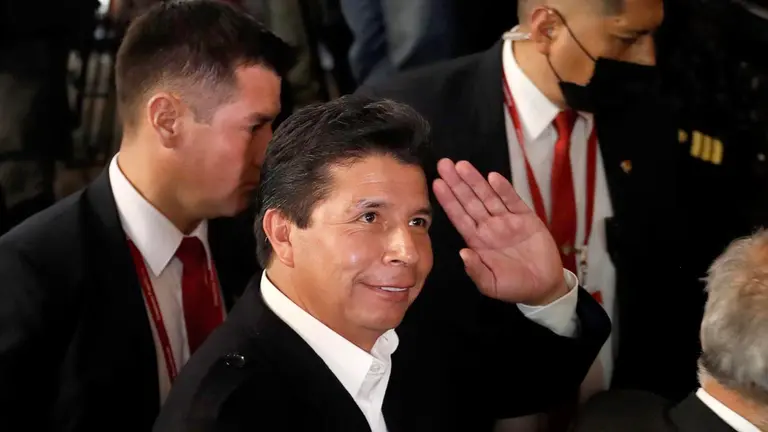 El presidente de Perú, Pedro Castillo, fue registrado este martes, 11 de octubre, al saludar, durante una conferencia con la prensa extranjera, en Lima (Perú). EFE