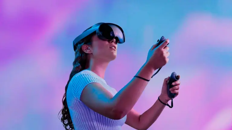 Una joven probando los lentes de realidad virtual. Meta Quest Pro