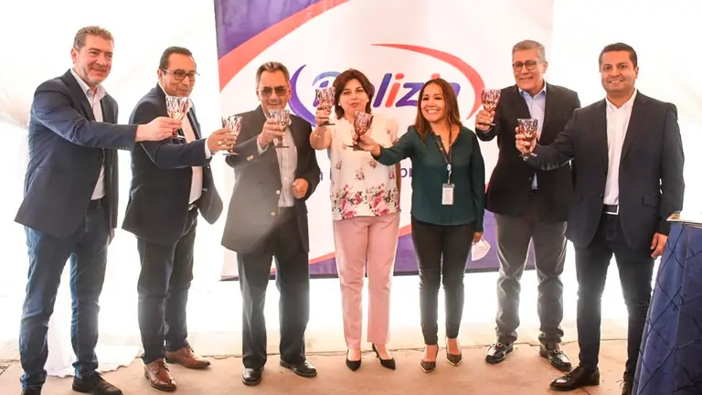 Ejecutivos de ambas empresas realizan un brindis. Dico Sol&iacute;s