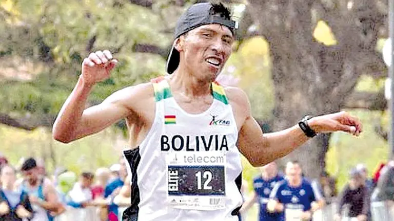 H&eacute;ctor Garibay corre en una competencia pasada. ARCHIVO